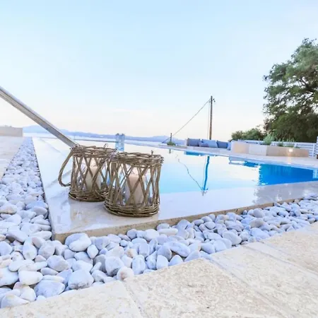 Sleeps 8 Pool Air Con Wifi