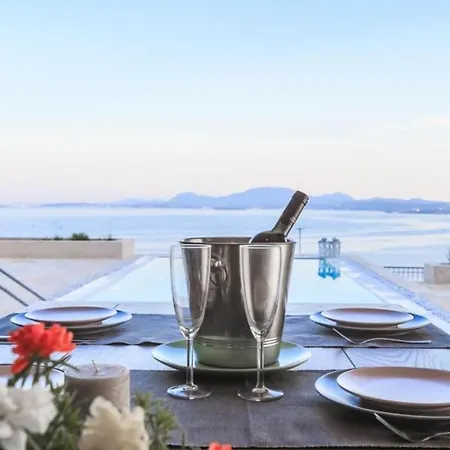 Sleeps 8 Pool Air Con Wifi Villa