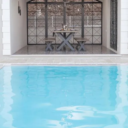 Sleeps 8 Pool Air Con Wifi Barbáti