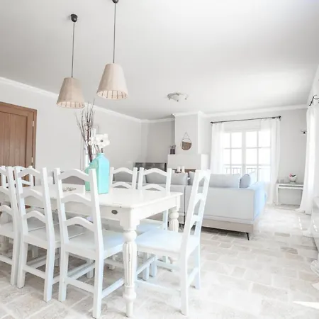 Sleeps 8 Pool Air Con Wifi *